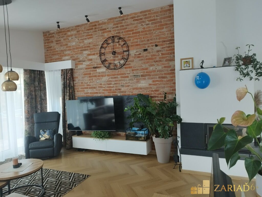 1. Biela_REALIZÁCIA_Kuchynská linka_ZARIAĎ 6+-min