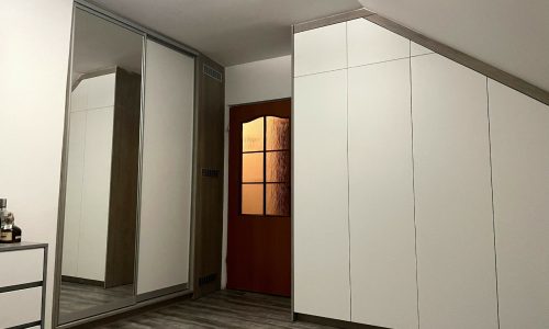 1. Jakub Žatkovič_REALIZÁCIA_Šikmé skrine na mieru_ZARIAĎ 6+-min