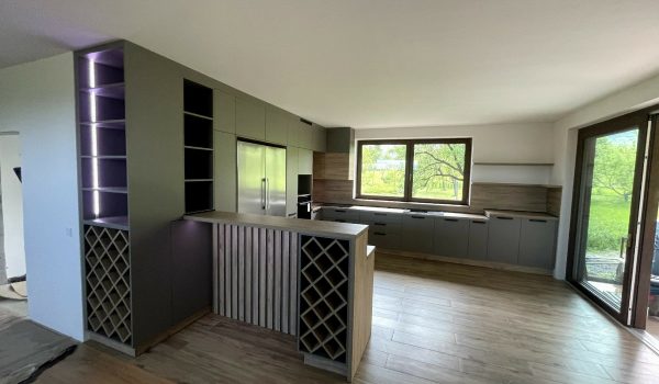 1. Rasťo Podubinský_REALIZÁCIA_Kuchynská linka_ZARIAĎ 6+-min