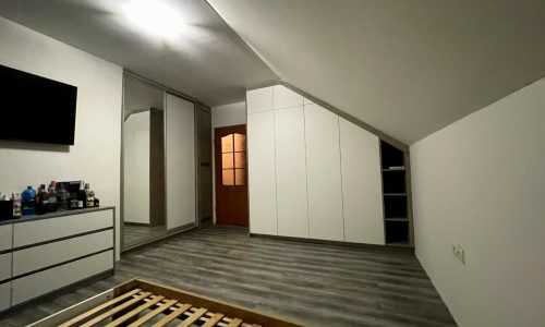 2. Jakub Žatkovič_REALIZÁCIA_Šikmé skrine na mieru_ZARIAĎ 6+-min