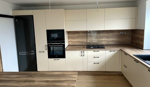 2. Kuruc_REALIZÁCIA_Kuchynská linka_ZARIAĎ 6+