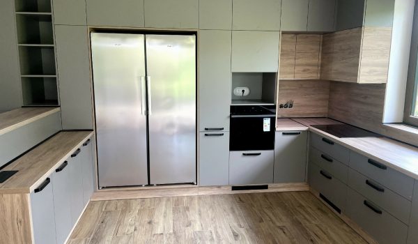 2. Rasťo Podubinský_REALIZÁCIA_Kuchynská linka_ZARIAĎ 6+-min