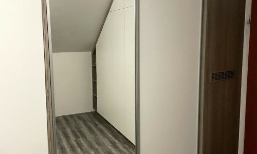 3. Jakub Žatkovič_REALIZÁCIA_Šikmé skrine na mieru_ZARIAĎ 6+-min