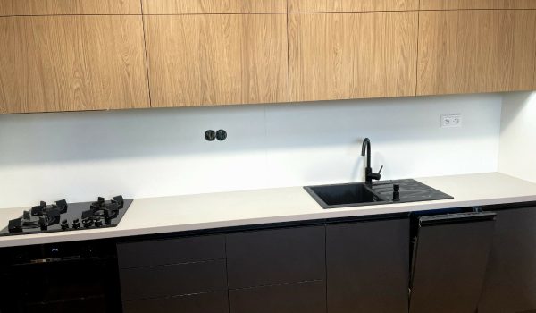 4. Tomáš Dzuruš_REALIZÁCIA_Kuchynská linka_ZARIAĎ 6+-min