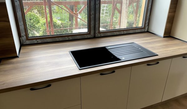 5. Kuruc_REALIZÁCIA_Kuchynská linka_ZARIAĎ 6+