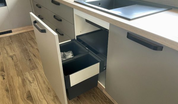 6. Rasťo Podubinský_REALIZÁCIA_Kuchynská linka_ZARIAĎ 6+-min