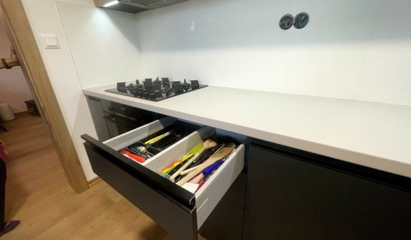 6. Tomáš Dzuruš_REALIZÁCIA_Kuchynská linka_ZARIAĎ 6+-min