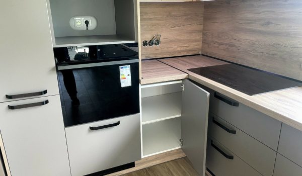 8. Rasťo Podubinský_REALIZÁCIA_Kuchynská linka_ZARIAĎ 6+-min